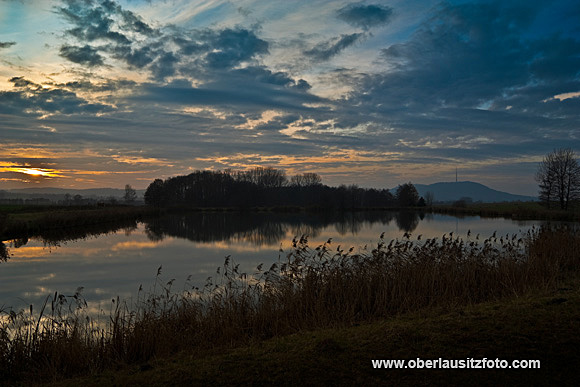 Foto von Peter Hennig PIXELWERKSTATT Abendstimmung bei Bischdorf Im Hintergrund der Löbauer Berg